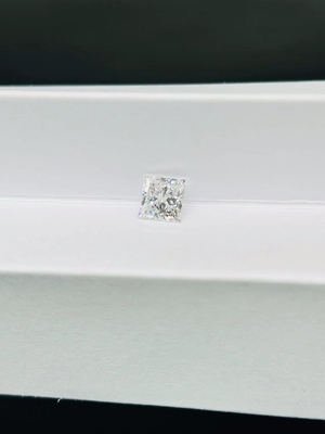 Phòng thí nghiệm CVD tổng hợp đã tạo ra đồ trang sức hình công chúa bằng kim cương trắng