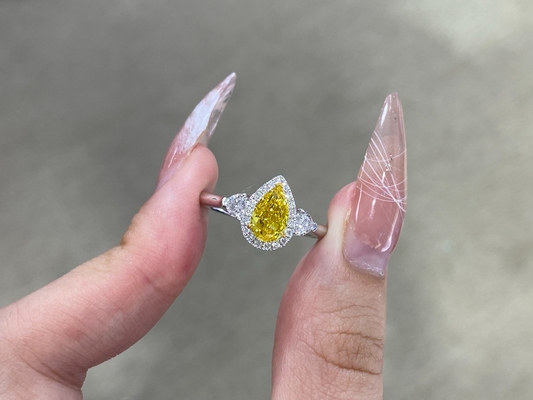 1.03ct Fancy Vivid Yellow Lab Tạo ra Nhẫn kim cương Vàng trắng 18k