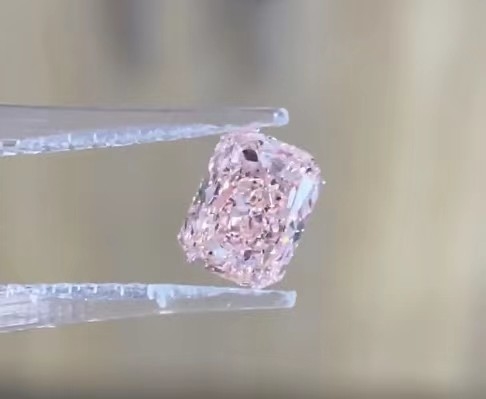 Phòng thí nghiệm được IGI chứng nhận đã tạo ra kim cương màu Fancy Intense Pink VS1 Radiant Loose Diamond