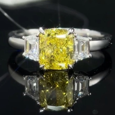 1.22ct Nhẫn kim cương phát triển trong phòng thí nghiệm với kim cương vàng 3 viên đá phong cách trang sức tùy chỉnh